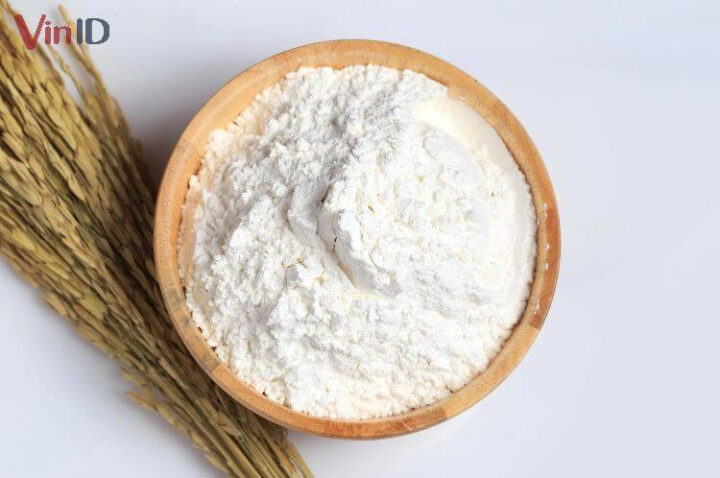 Cách Làm Bánh Lọt Ngọt Chuẩn Vị Miền Tây Tại Nhà Bột gạo là nguyên liệu thiết yếu, tạo nên độ mềm mịn đặc trưng cho món bánh lọt ngọt