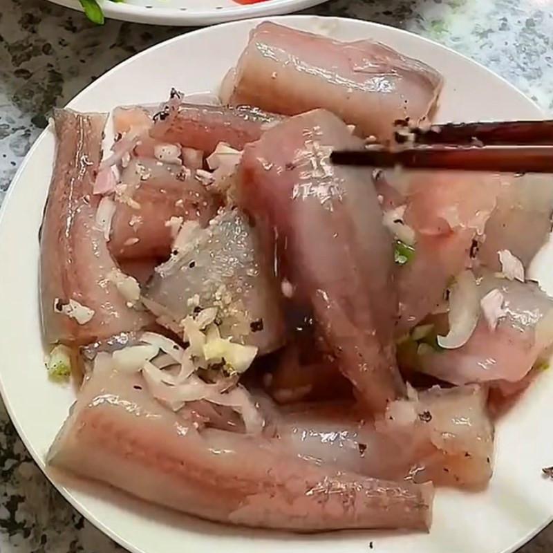 cá khoai đang được ướp gia vị chuẩn bị nấu ngót