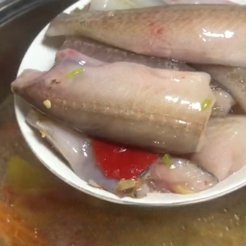 cho rau cần vào nồi cá khoai nấu ngót