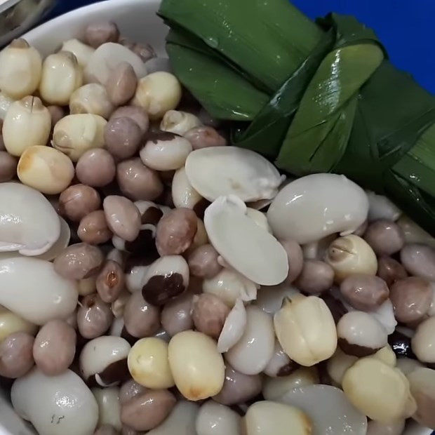 Cách Nấu Chè Miền Tây: Tổng Hợp Công Thức Đặc Sản Thanh Mát, Dễ Làm Tại Nhà Đậu đã luộc mềm để nấu chè