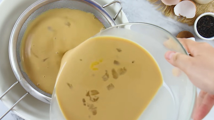 Cách Làm Bánh Flan Trà Sữa Thơm Ngon Chuẩn Vị Tại Nhà Khuấy nhẹ trứng và lòng đỏ để tạo độ mịn cho hỗn hợp bánh flan trà sữa