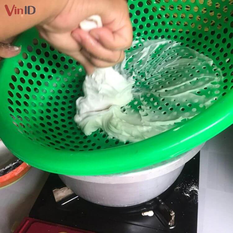 Cách Làm Bánh Lọt Ngọt Chuẩn Vị Miền Tây Tại Nhà Khuôn ép bánh hoặc rổ lỗ tròn là dụng cụ quan trọng giúp tạo ra những sợi bánh lọt ngọt đồng đều và đẹp mắt, chuẩn bị cho món chè