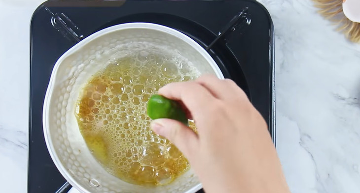 Cách Làm Bánh Flan Trà Sữa Thơm Ngon Chuẩn Vị Tại Nhà Làm lớp caramel đường đen hoàn hảo cho món bánh flan trà sữa