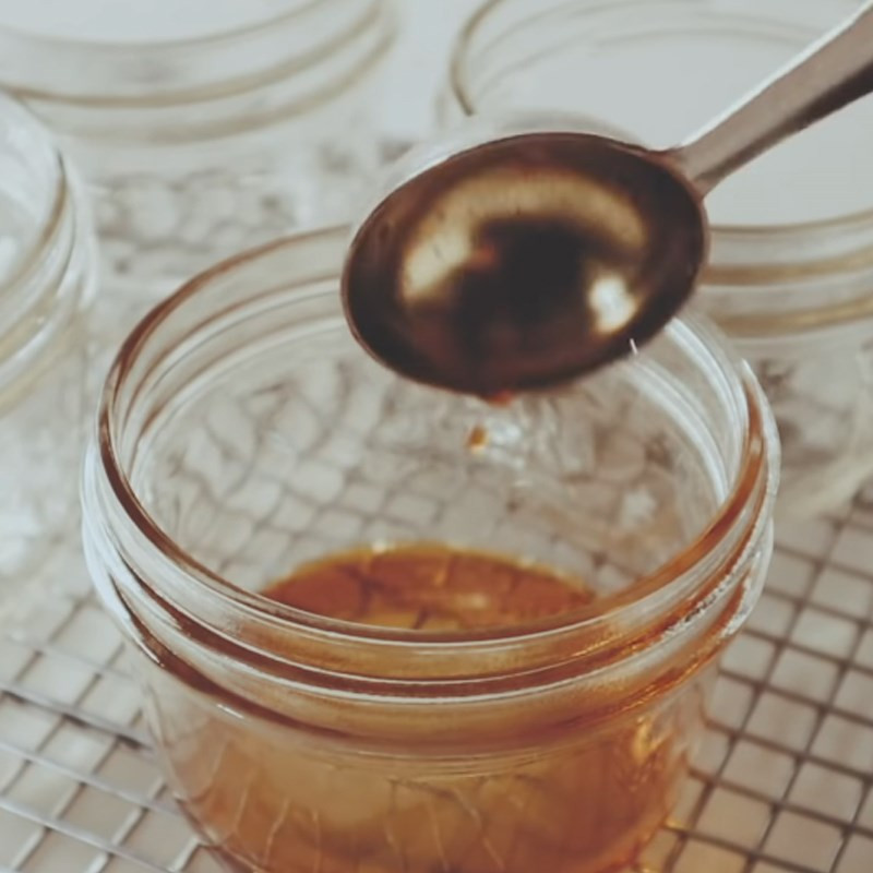 Cách Làm Bánh Flan Trà Sữa Thơm Ngon Chuẩn Vị Tại Nhà Làm lớp caramel vàng óng cho bánh flan trà sữa Thái đỏ tại nhà