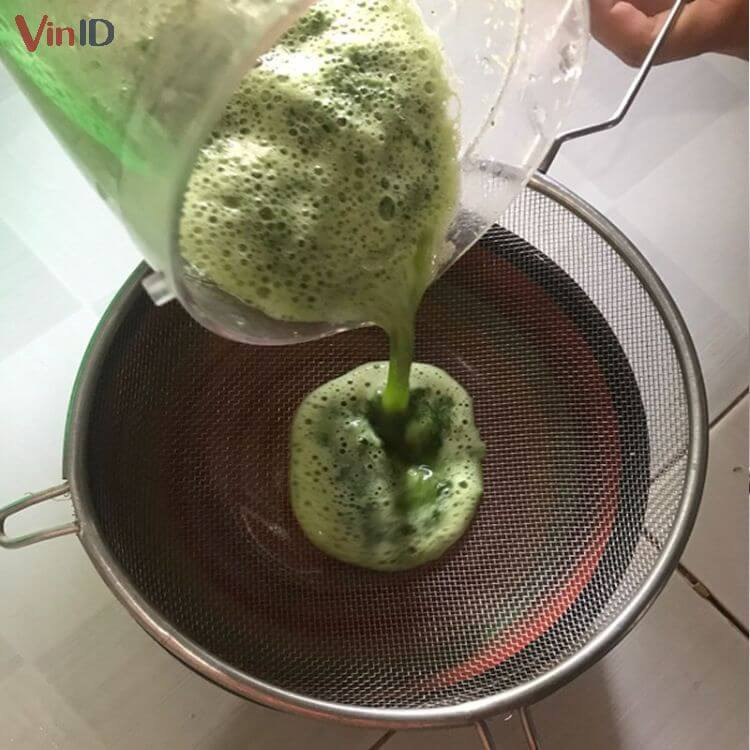Cách Làm Bánh Lọt Ngọt Chuẩn Vị Miền Tây Tại Nhà Lọc qua rây mịn giúp loại bỏ hoàn toàn bã, cho ra nước lá dứa xanh mướt và thơm lừng, rất quan trọng trong cách làm bánh lọt ngọt