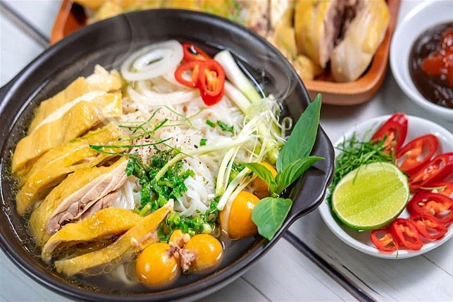 cách nấu nước dùng gà chuẩn vị, bí quyết cho mọi món ăn Việt Một bát phở gà Hà Nội nóng hổi với nước dùng trong vắt, thịt gà mềm và các loại rau sống tươi ngon