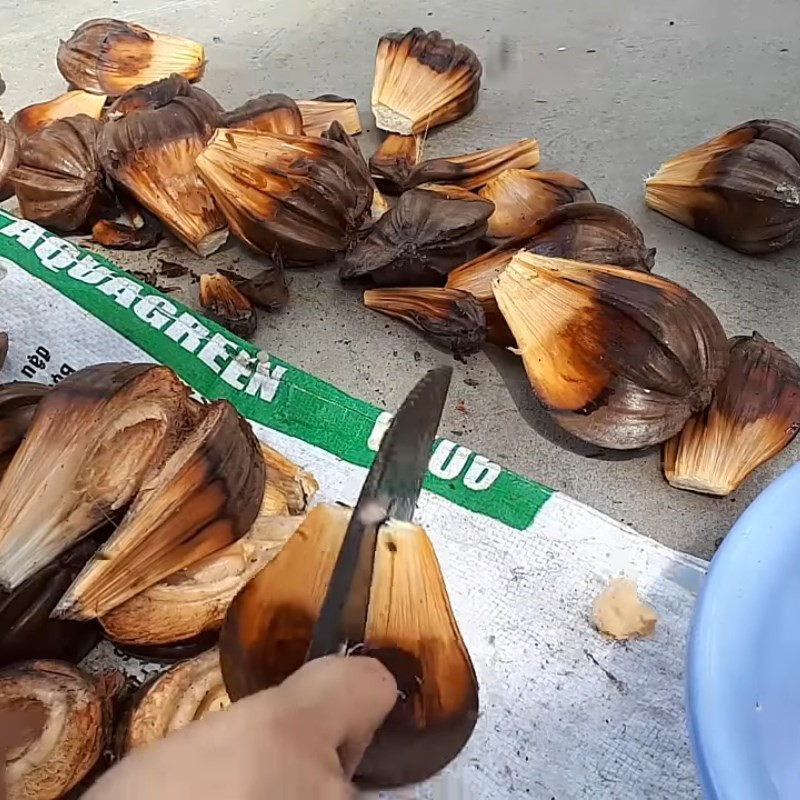 Cách Nấu Chè Miền Tây: Tổng Hợp Công Thức Đặc Sản Thanh Mát, Dễ Làm Tại Nhà Nạo thịt dừa nước làm chè