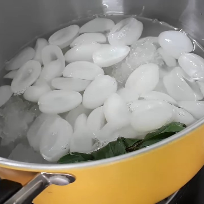 Cách Nấu Chè Miền Tây: Tổng Hợp Công Thức Đặc Sản Thanh Mát, Dễ Làm Tại Nhà Nấu chè với dừa nước và lá dứa