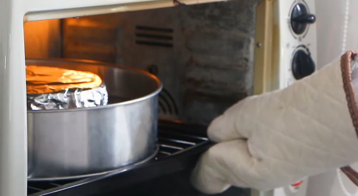 Cách Làm Bánh Flan Trà Sữa Thơm Ngon Chuẩn Vị Tại Nhà Nướng bánh flan trà sữa cách thủy trong lò để có kết cấu mềm mịn