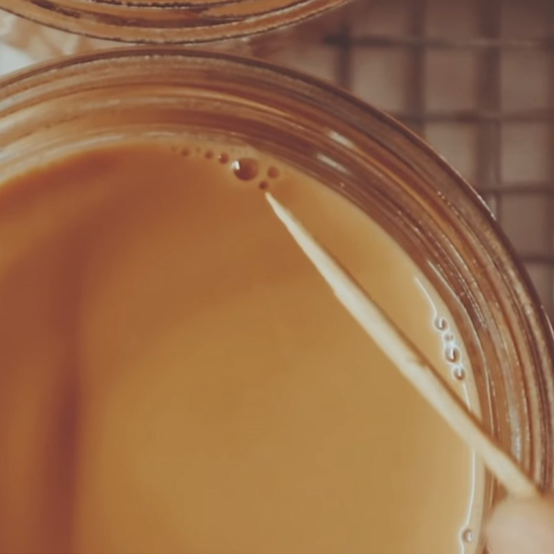 Cách Làm Bánh Flan Trà Sữa Thơm Ngon Chuẩn Vị Tại Nhà Pha chế hỗn hợp flan trà sữa Thái đỏ mịn màng, không bọt khí