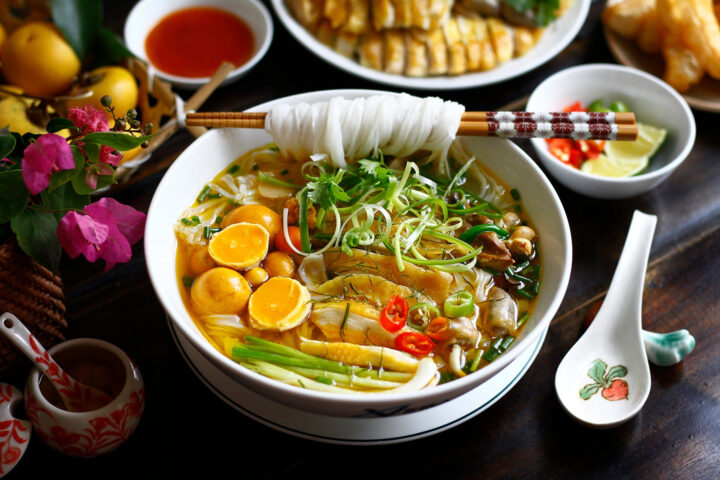 cách nấu nước dùng gà chuẩn vị, bí quyết cho mọi món ăn Việt Phở gà thơm ngon, nóng hổi được chế biến từ nước dùng gà đậm đà, ăn kèm rau thơm tươi mát