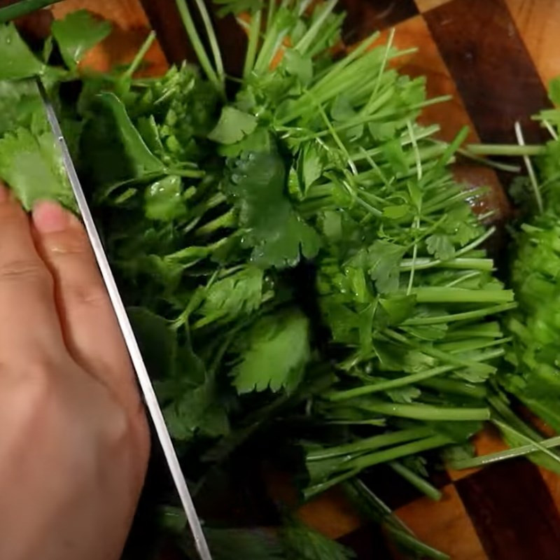 rau cần và hành lá đã cắt khúc chuẩn bị nấu