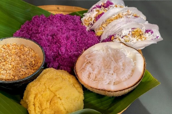 Xôi lá cẩm nước cốt dừa kèm đậu xanh, muối mè và bánh tráng giòn